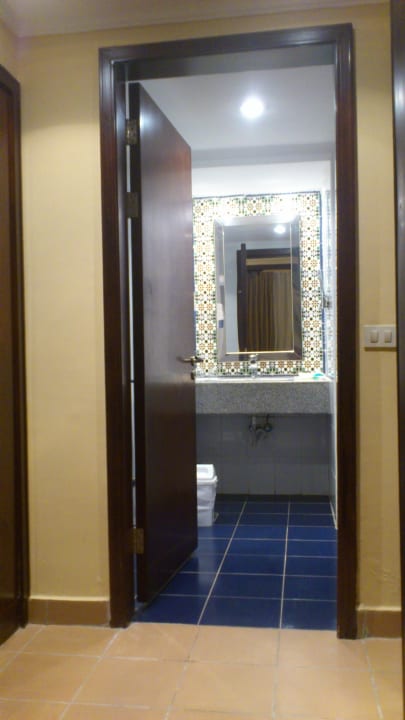 Blick zum Badezimmer Zimmer 5108 Stella Beach Resort & Spa Makadi Bay