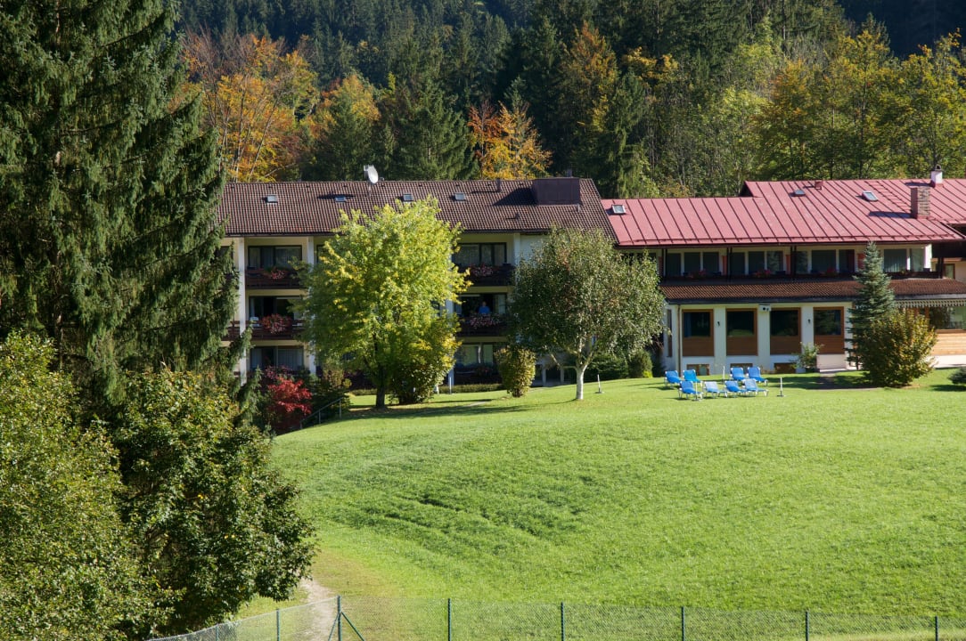 Blick von den Tennisplätzen auf das Hotel Alm- & Wellnesshotel Alpenhof