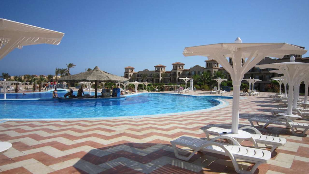 Poolanlage mit Poolbar Pensée Royal Garden Beach Resort