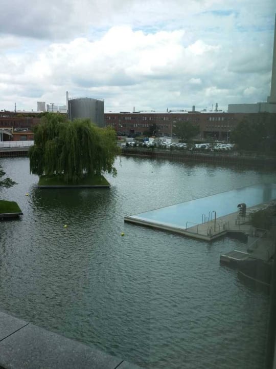 Der schwimmende Pool The Ritz-Carlton Wolfsburg