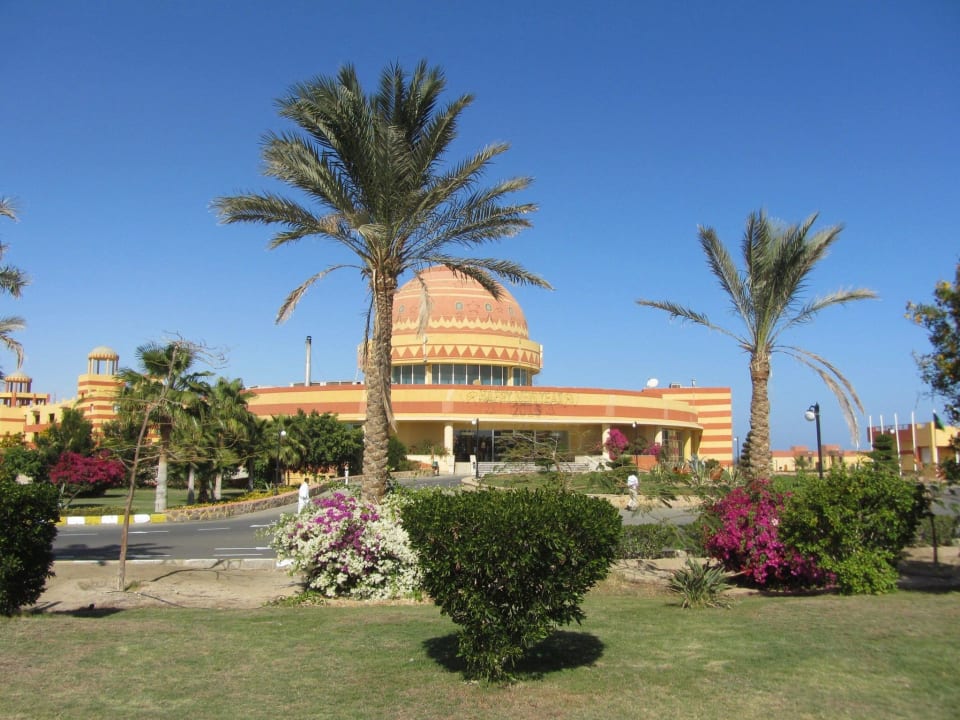 Vor dem Hotel Malikia Resort Abu Dabbab
