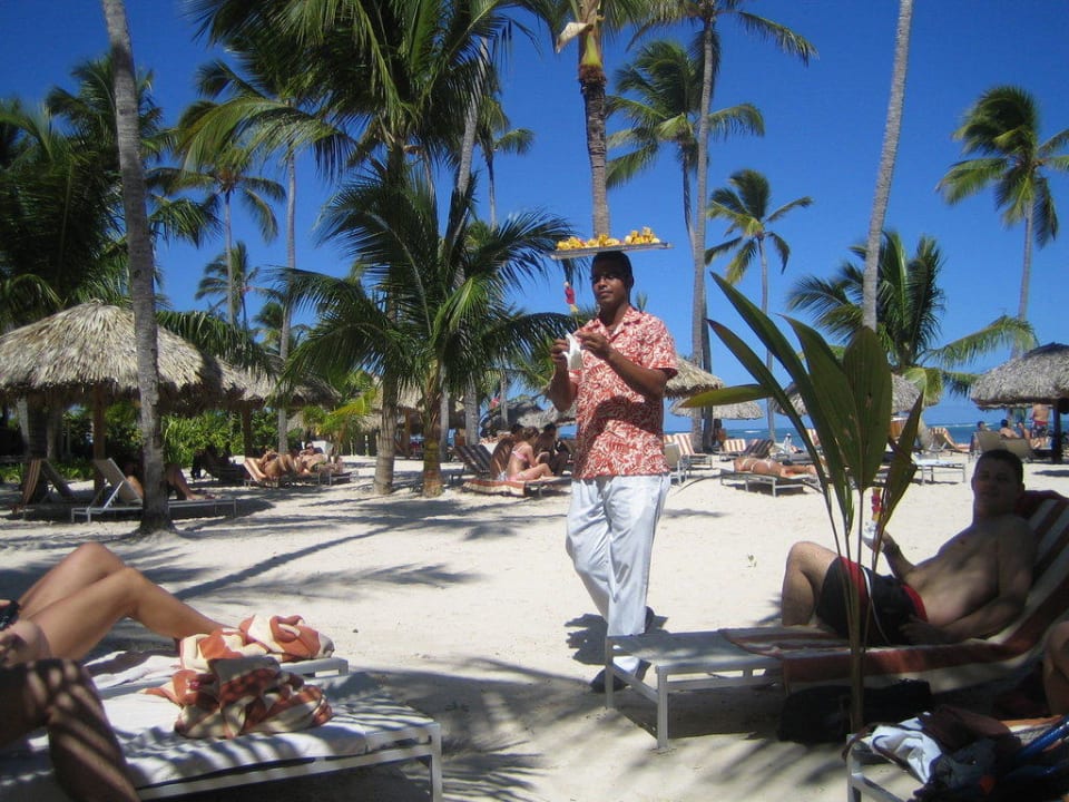 Der Vormittagsfruchtspieß wird serviert Catalonia Royal Bavaro - Adults only