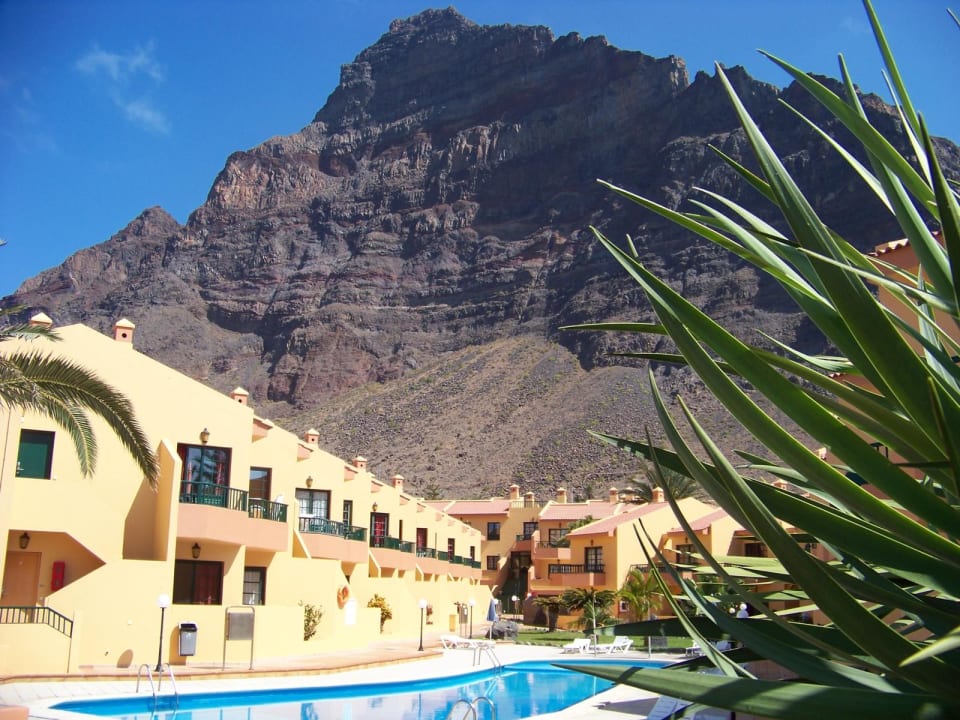 Hotelanlage, Pool mit Felswand Apartments Las Tres Palmeras