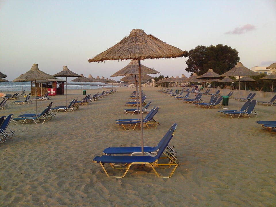 Hotelstrand am Abend Anissa Beach & Village