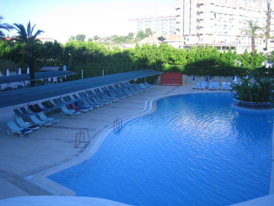 Poolanlage auf zwei Ebenen Serenis Hotel