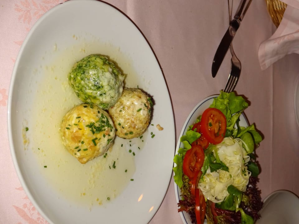 Super lecker: dreierlei Knödel mit Salat Goldene Traube