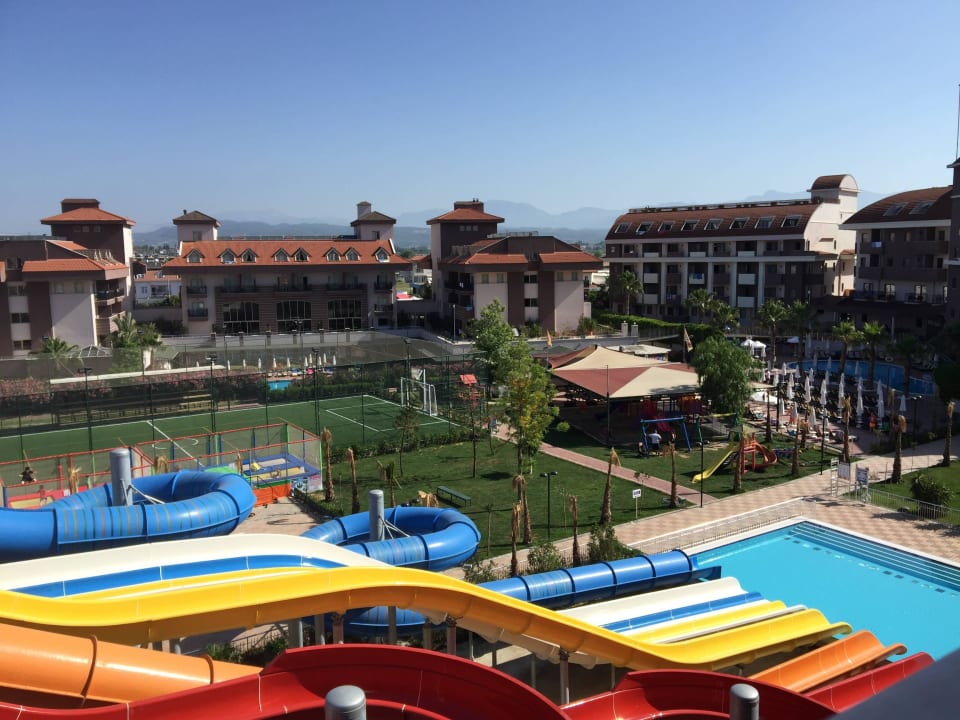 Blick vom Zimmer auf die Rutschen Hane Family Resort