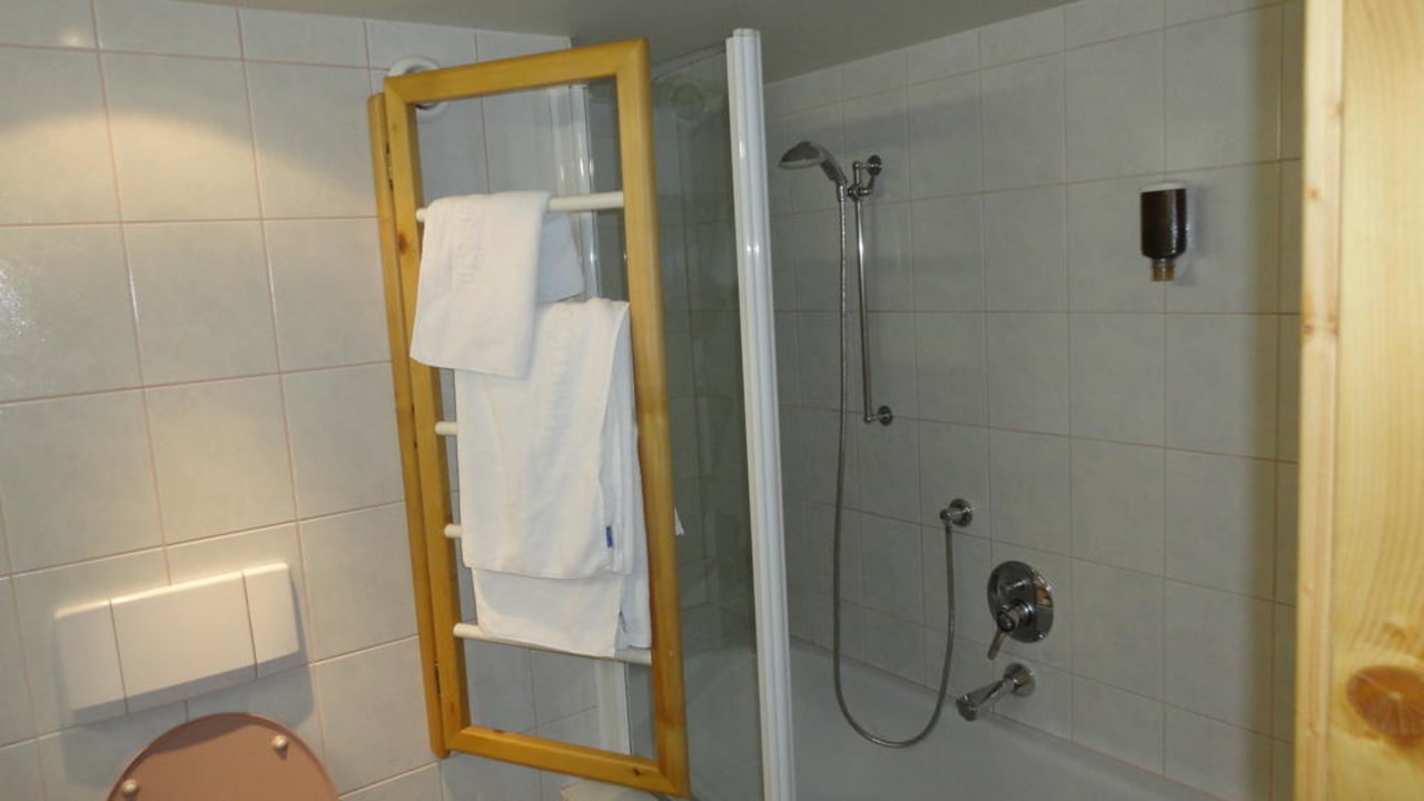 Badewanne mit Duschwand Hotel Jerzner Hof