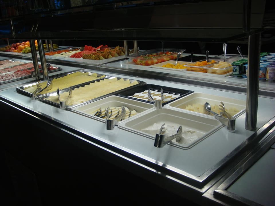 Beilagentheke mit verschiedenem Käse Mediterranean Palace Hotel