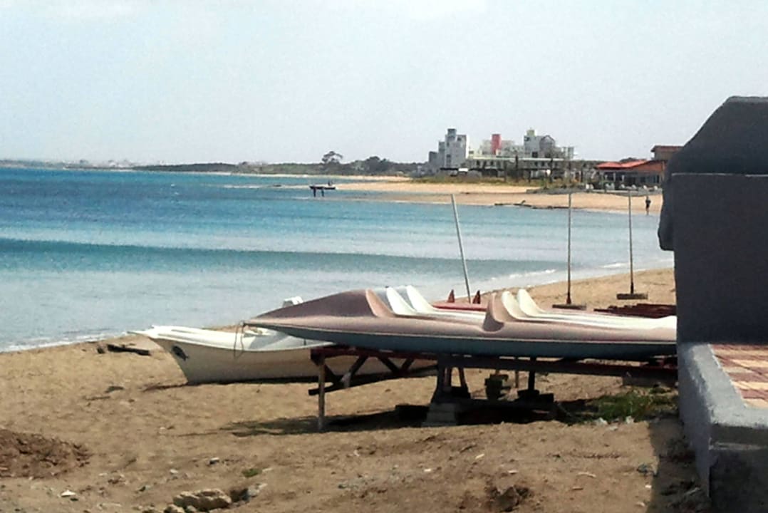 Strand nach rechts blickend Salamis Bay Conti Resort Hotel & Casino