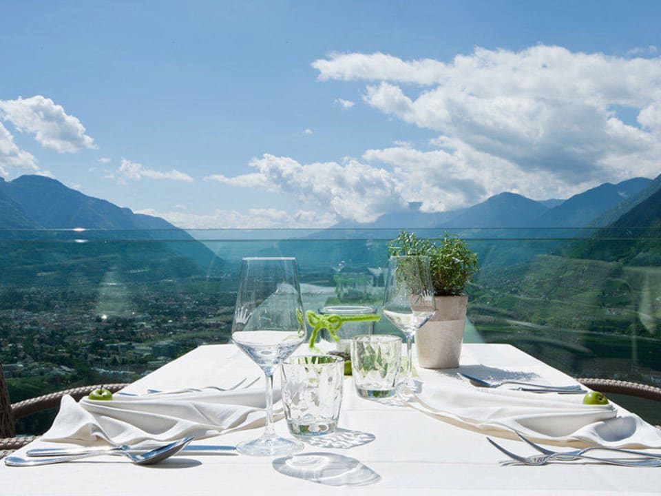 Geniessen Sie den Ausblick auf der Terrasse Hotel Kronsbühel