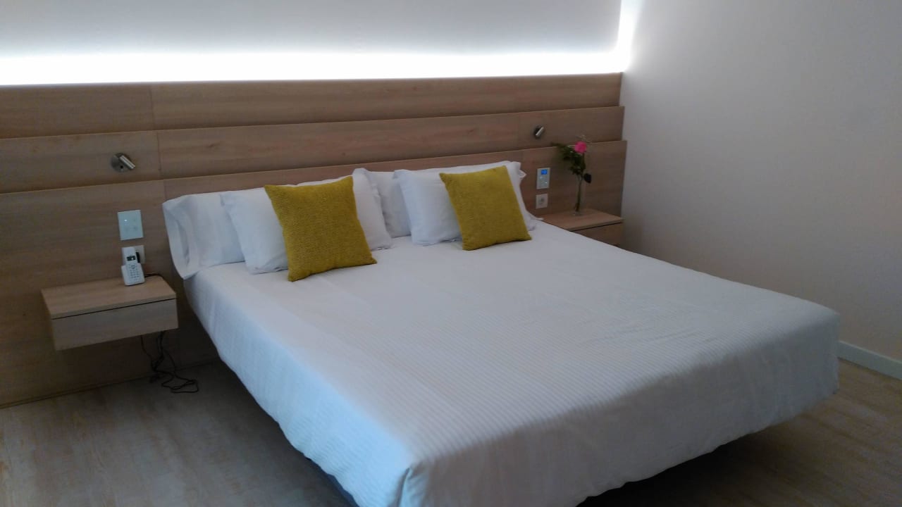 Das große Bett mit reichlich Kissen Sabina Hotel & Suites