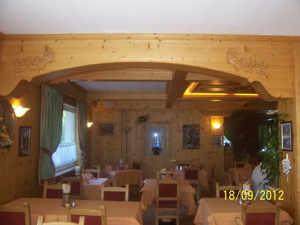Jedna část restaurace Chalet Dei Rododendri