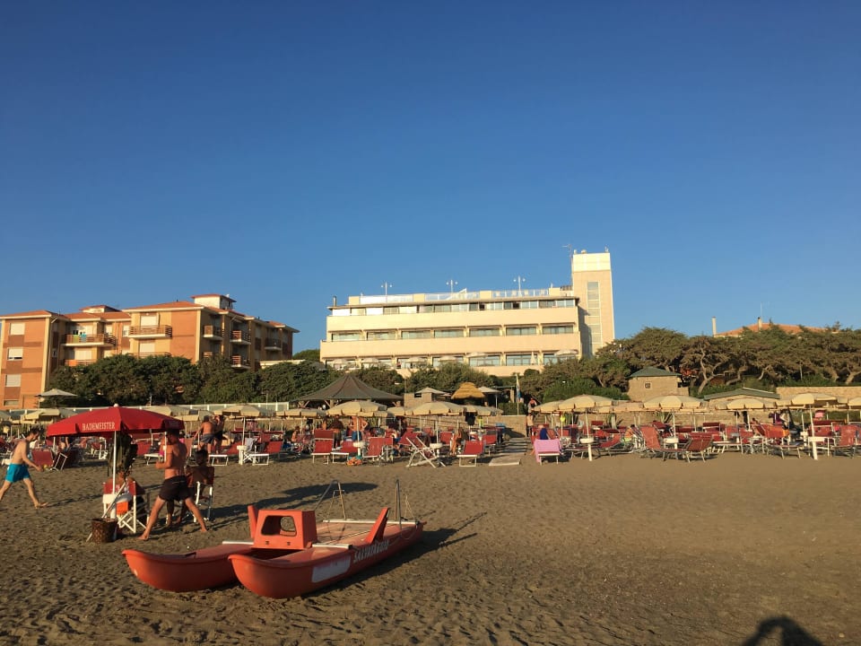 Blick vom Meer aufs Hotel Hotel I Ginepri