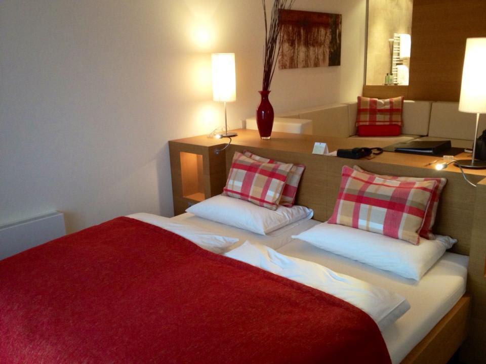 Doppelbett und Couch Tauern SPA Zell am See-Kaprun