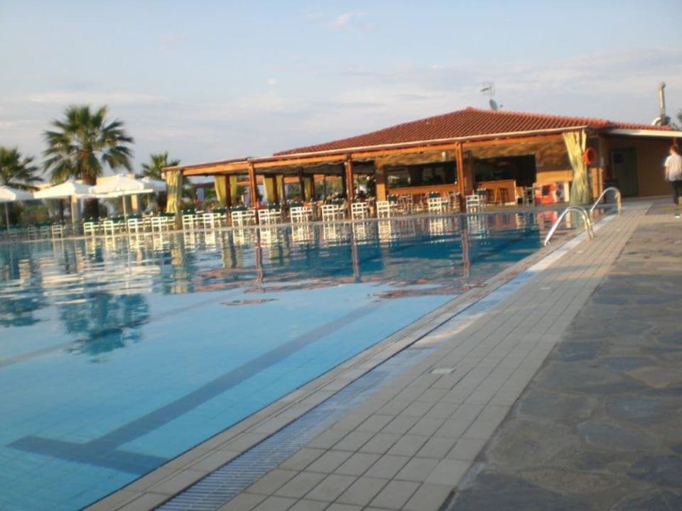 Pool und Taverne alltoura Club Hotel Poseidon Palace