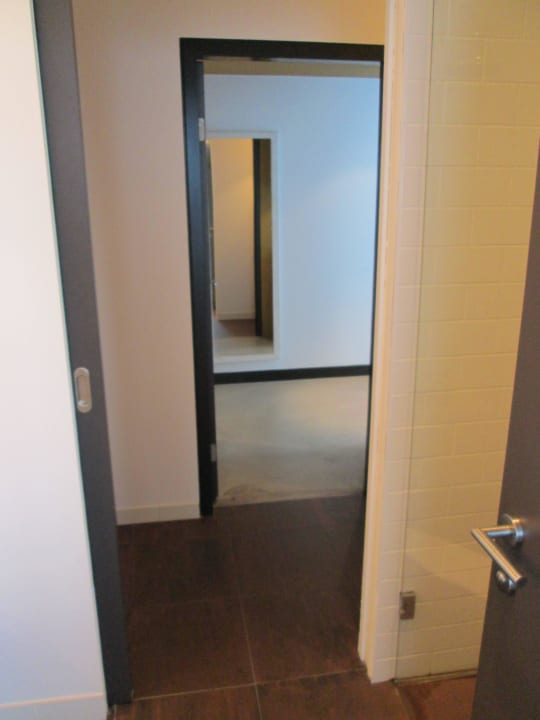 Panorama Suite 614, Bad - WC - Flur  25hours Hotel Wien beim MuseumsQuartier