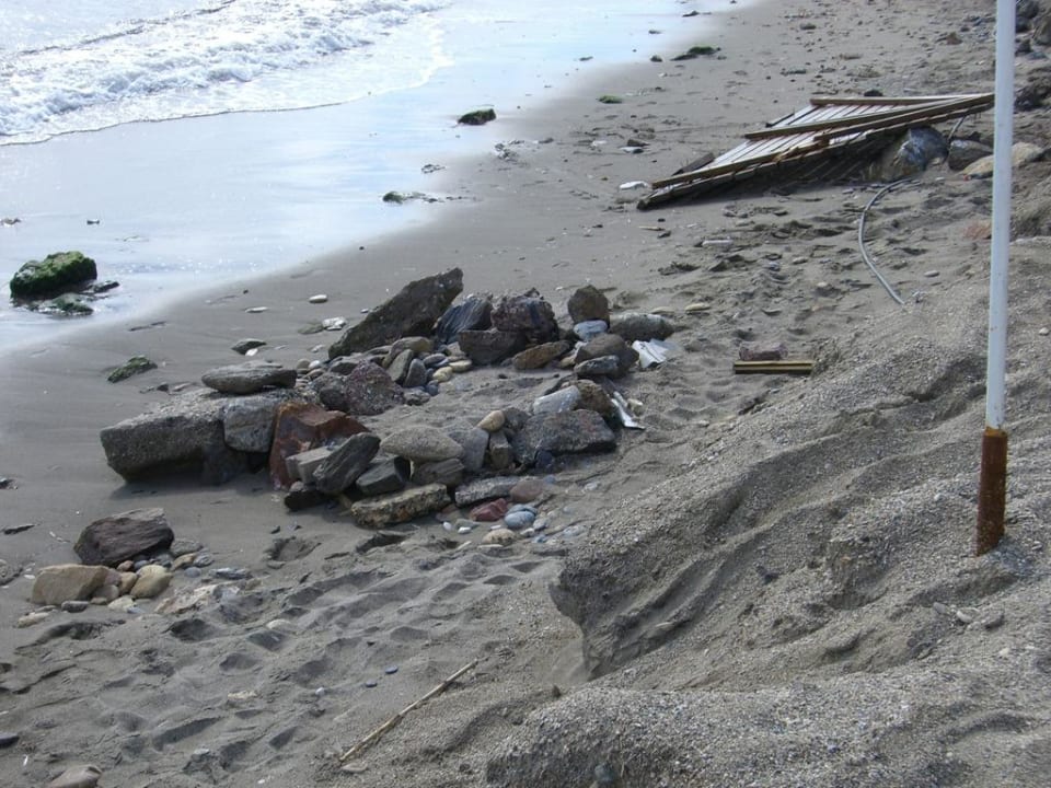Steiniger und Felsiger Strand Hotel Club Tess
