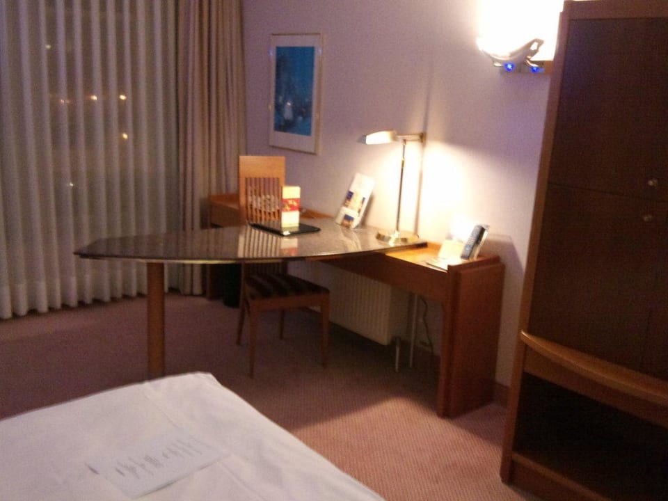 Der komfortable Granitschreibtisch mit viel Platz Dorint Herrenkrug Parkhotel Magdeburg