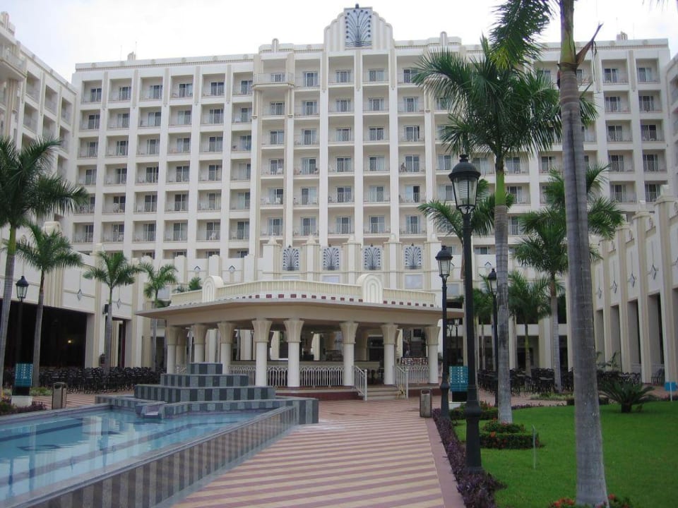 Außenansicht vom Garten aus Hotel Riu Vallarta
