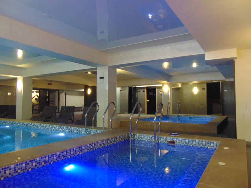 Pool Wyndham Garden Tashkent