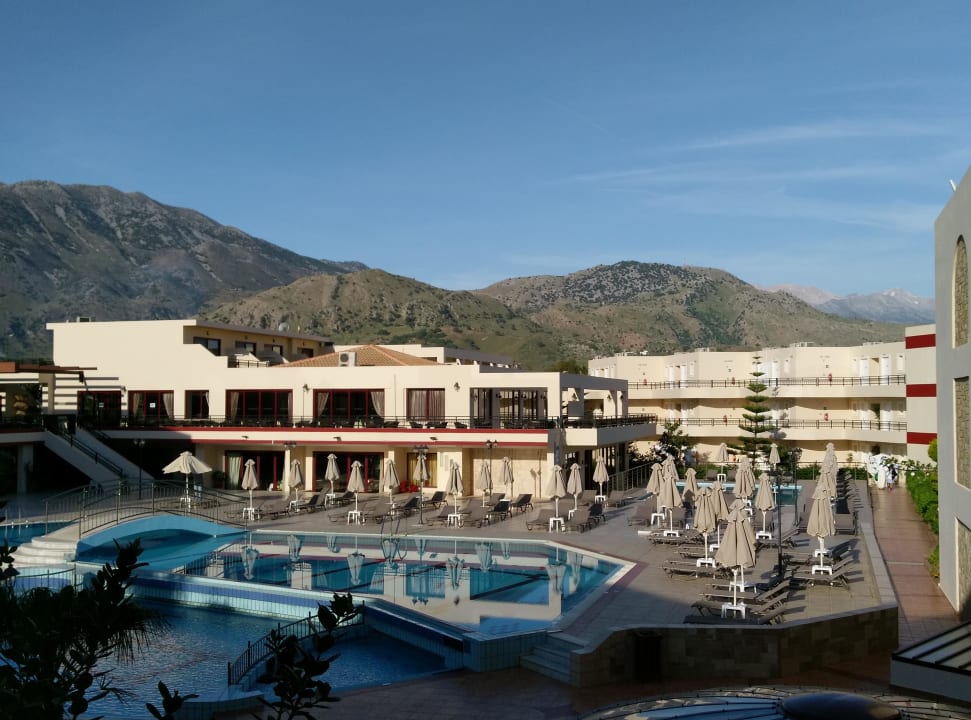 Poolanlage früh am Morgen Vantaris Palace