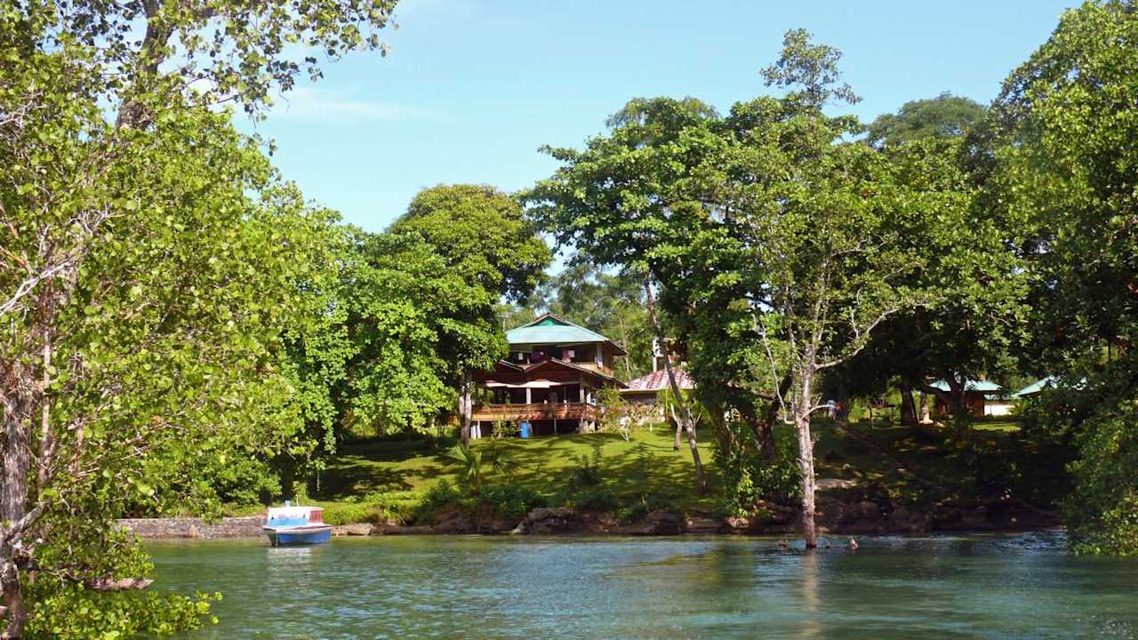 Blick vom Boot Hotel Bunaken SeaGarden Resort