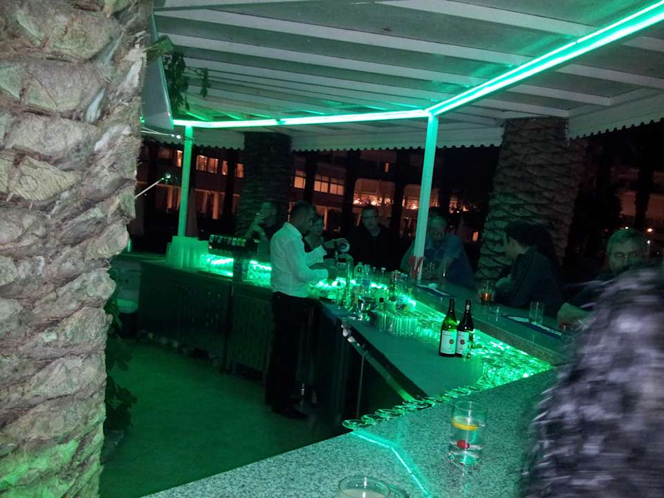 De gezellige buitenbar bij avond Asteria Collection Side