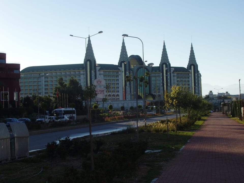 Hotel von der Hauptstrasse aus gesehen Hotel Delphin Imperial