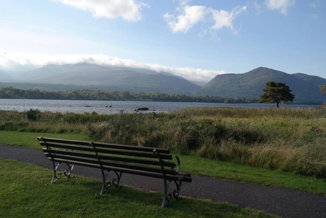 Bank in der Parkanlage mit tollem Ausblick The Lake Hotel