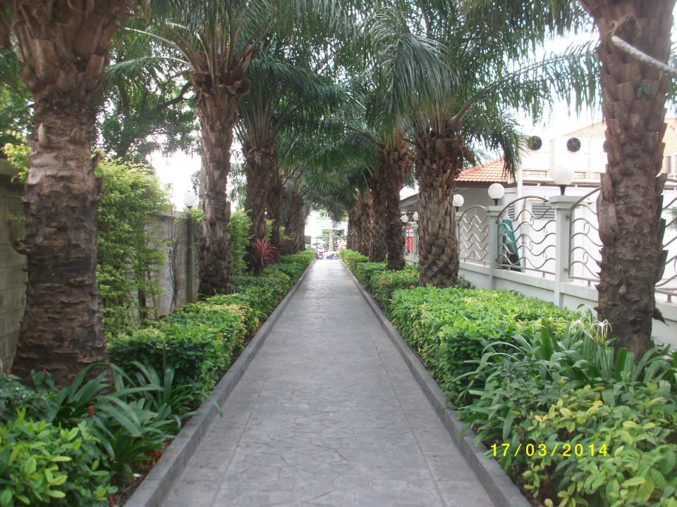 Weg zum Strand Hotel Vtsix Condo Service at View Talay Condo Pattaya