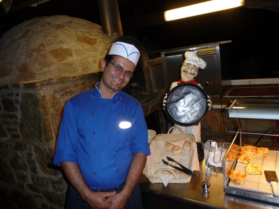 Sehr netter Koch mit Kollegen im Hintergrund Hotel Kalithea Horizon Royal