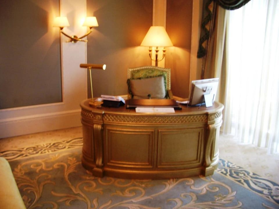 Presidential Suite - Schreibtisch im Wohnzimmer Emirates Palace Mandarin Oriental