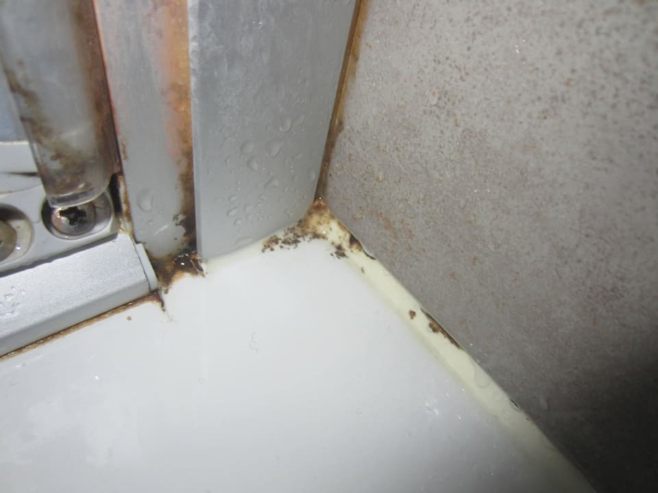 Schimmel in der Dusche MEININGER Hotel Bruxelles City Center