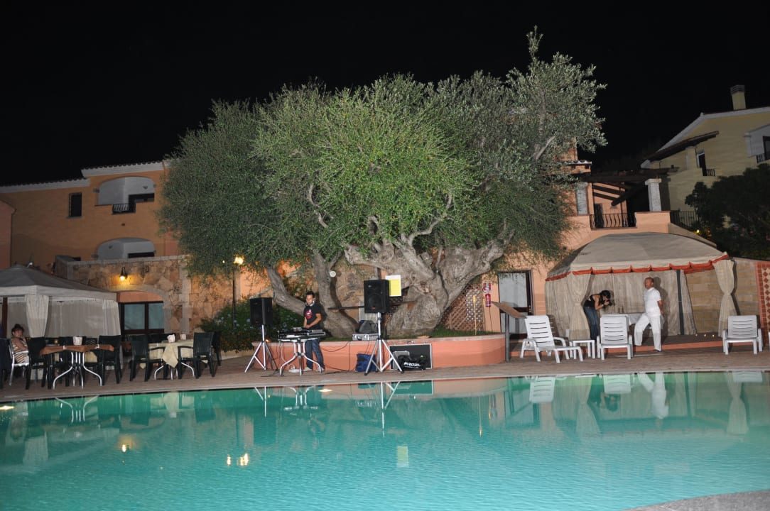 Zona Bar ristorante con vista piscina di notte Residence Hotel Li Troni