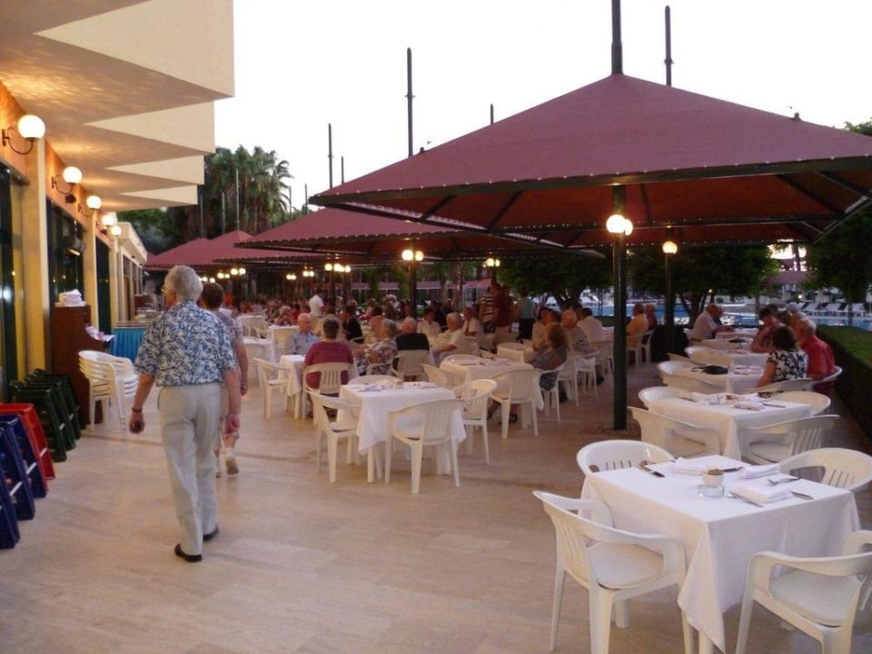 Sitzplätze draußen Miramare Queen Hotel