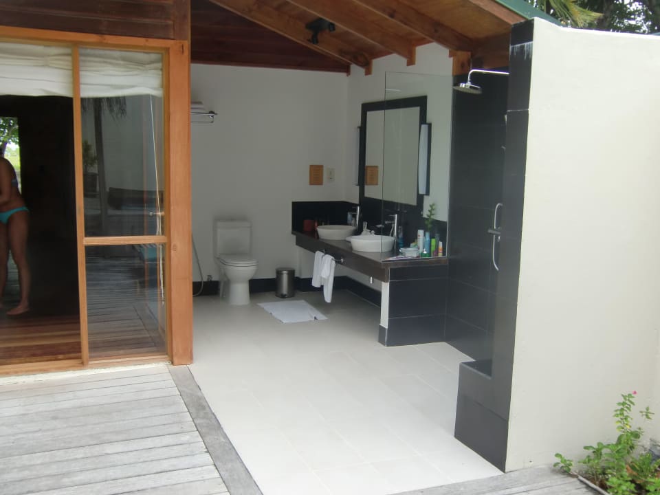 Großes Badezimmer mit Außendusche Meeru Maldives Resort Island