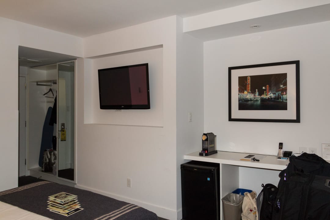 Bett, Schreibtisch, Ferseher, Flur Motel The Burrard Inn