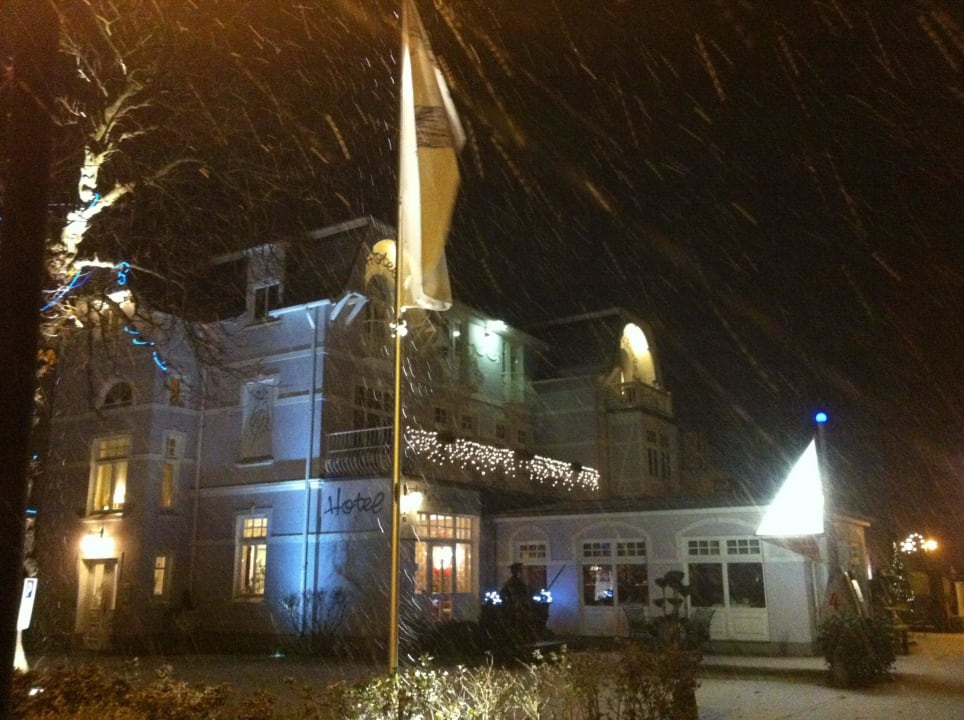 Hotelansicht von der Seite Hotel Strandperle