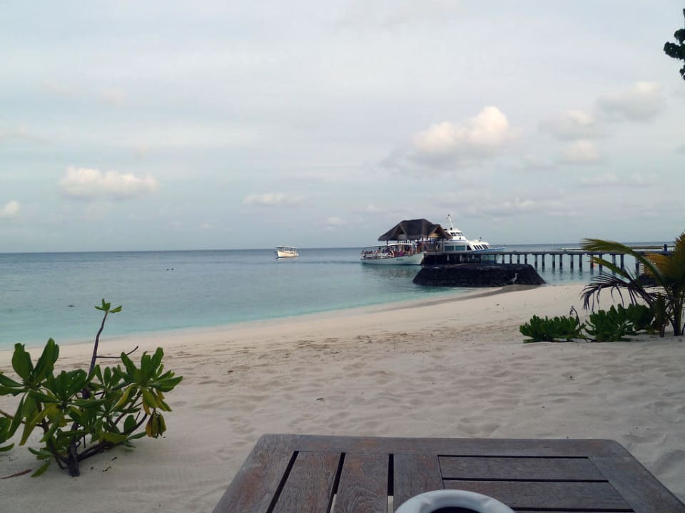 Blick auf den Steg zur Rezeption Kuramathi Maldives