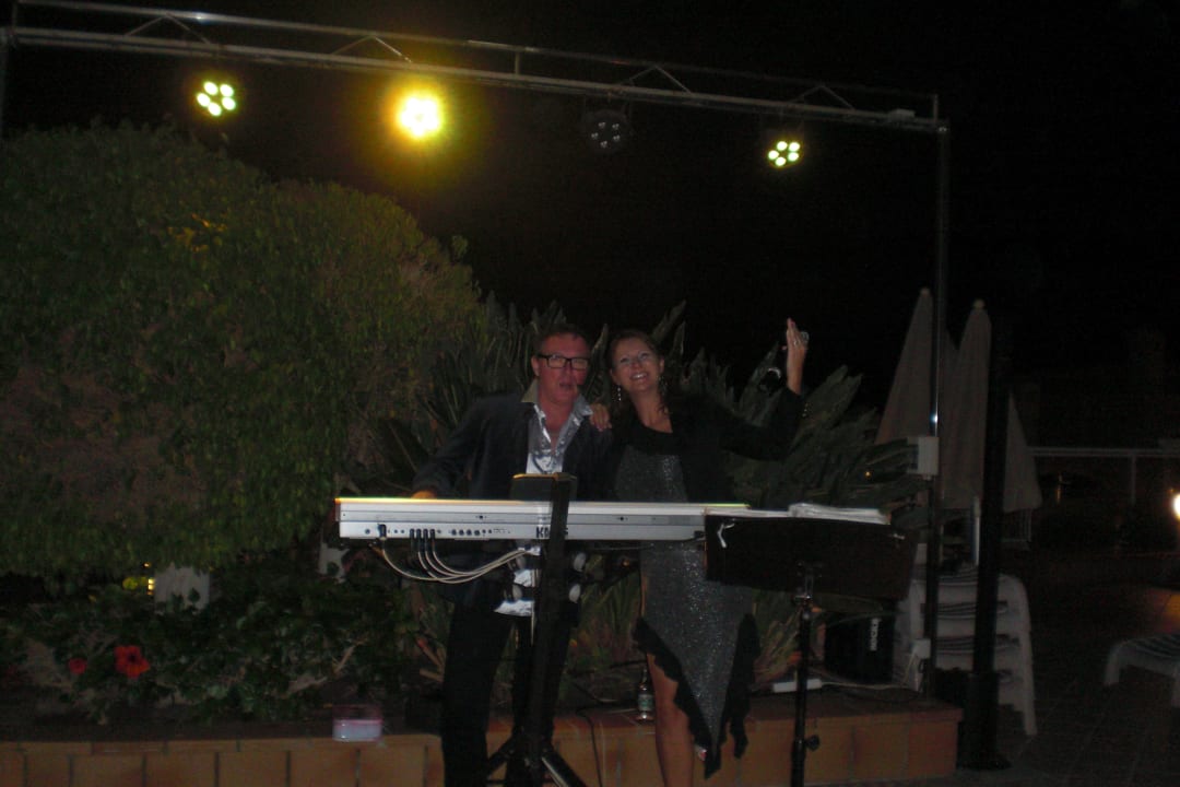 Robert und Juliet durften bis 22.30 Uhr spielen draussen Hotel Riu Palace Jandia