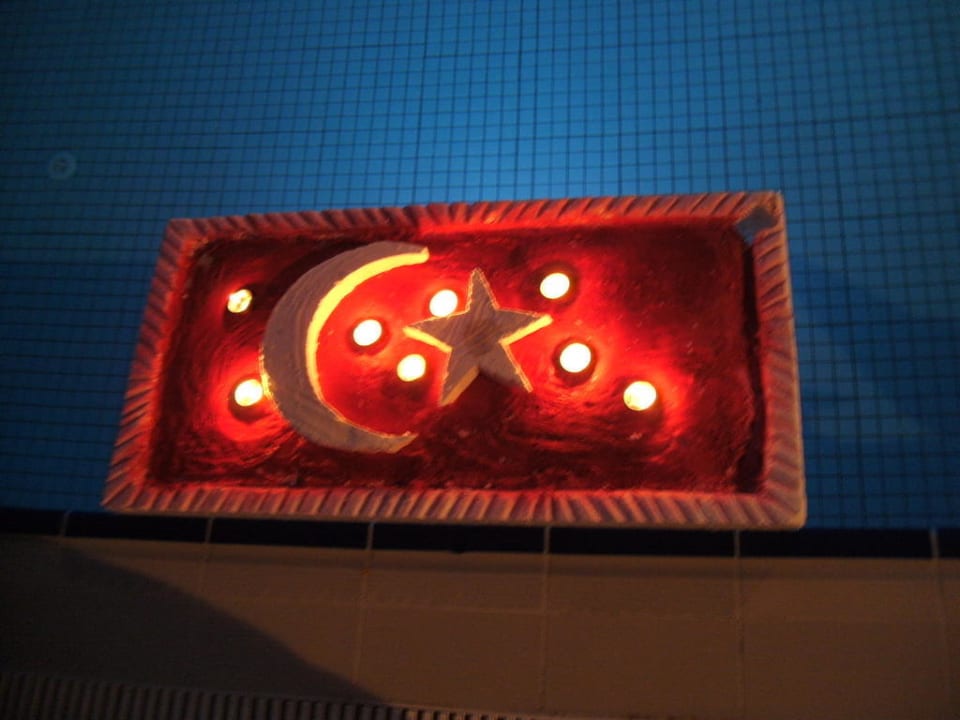 Poolbeleuchtung beim Abendessen Hane Family Resort