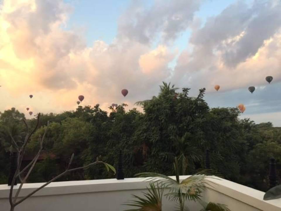 Ballonfahrer im Morgengrauen Amazing Bagan Resort