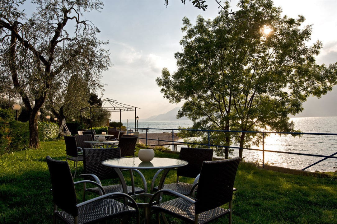 Giardino sul lago  Hotel La Caletta Bolognese