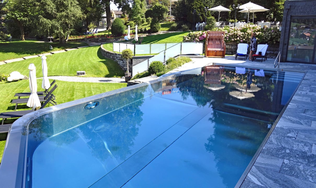 Aussenpool mit Strandkorb und Sonnenliegen Belvédère Strandhotel