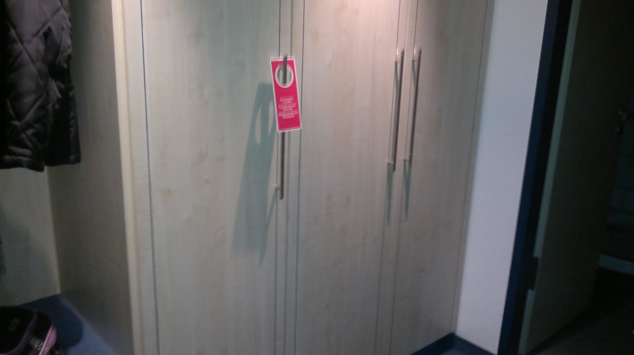 Großer Kleiderschrank im Eingangsbereich Sporthotel Fuchsbachtal