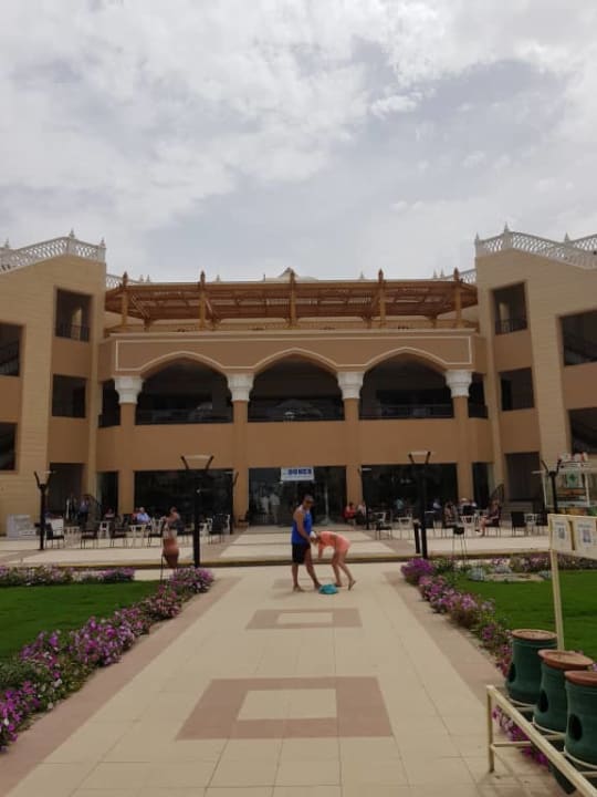Glowne wejscie od strony ogrodu Jasmine Palace Resort & Spa