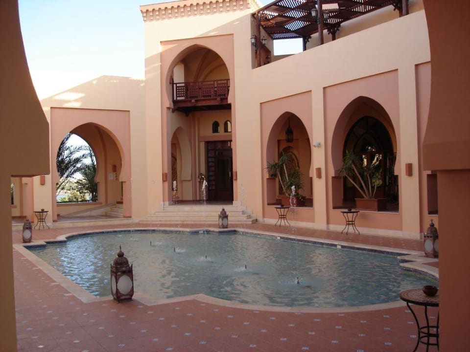 Innenhof bei der Lobby Steigenberger Coraya Beach - Adults only