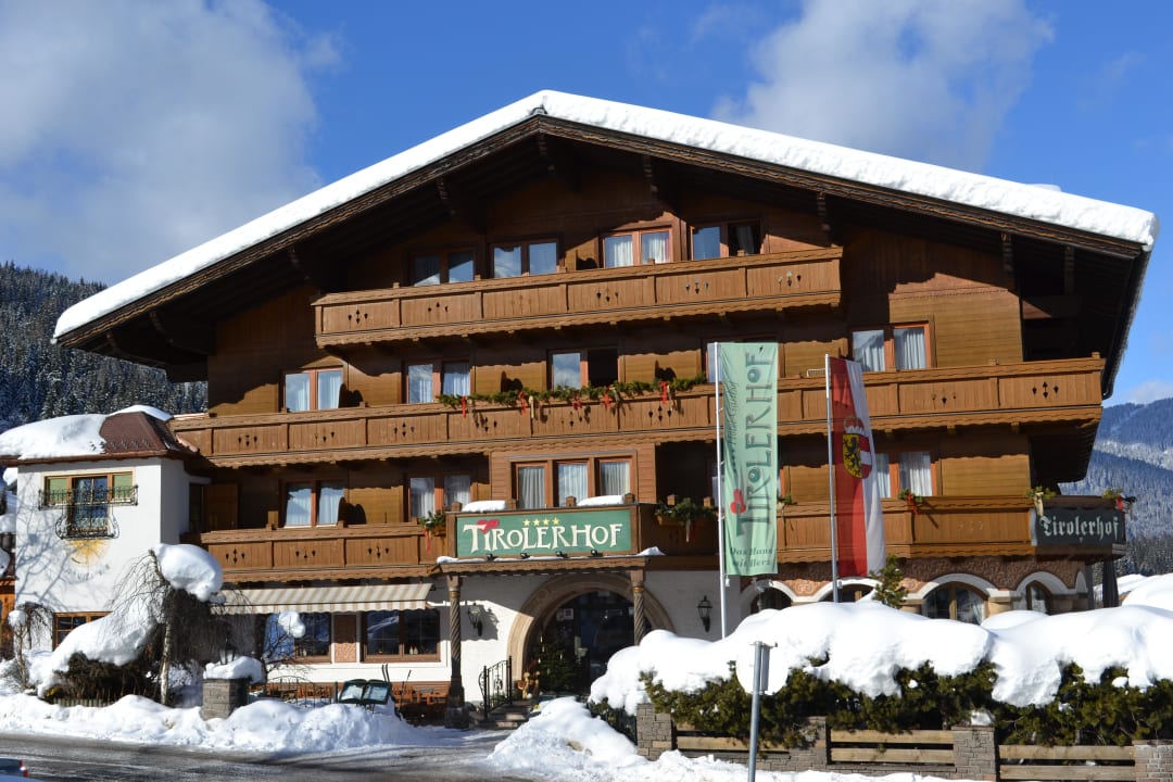 Außenansicht im Winter Hotel Tirolerhof