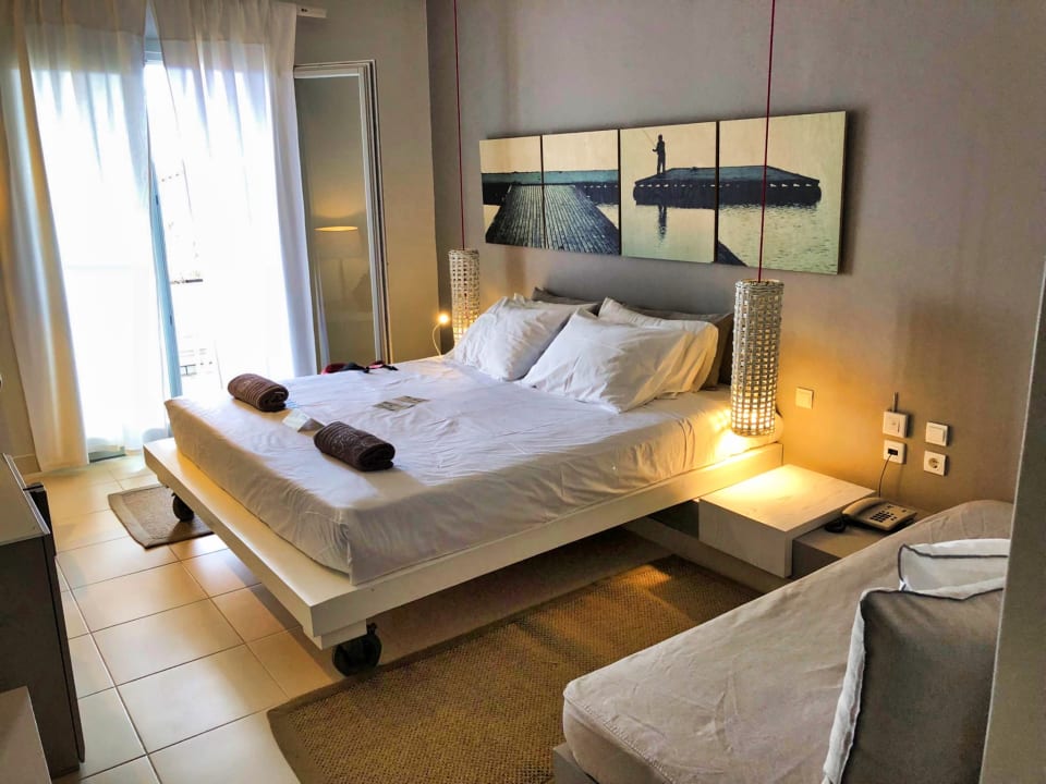 Zimmer The Bay Hotel & Suites